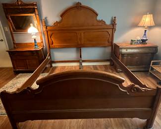 $1500 - New gently used King size oak bed Lexington plantation sampler - a rare find!