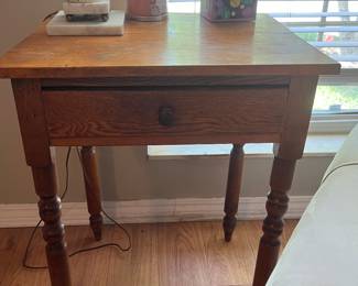 $225 American side table 19 x 22 x 29
