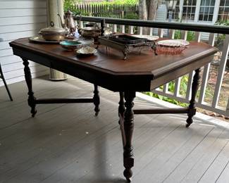 another pretty old dining table!! Rectangular….simple and different!