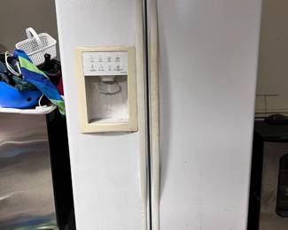 GE Profile Arctica Refrigerator - $100 - 22.6 cuft side by side - used in the garage