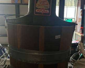 Wooden barrel Rival ice cream maker