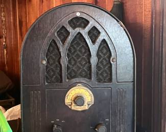 Vintage radio. Turns on and plays static but does not pick up stations. With some tweaking it might work!