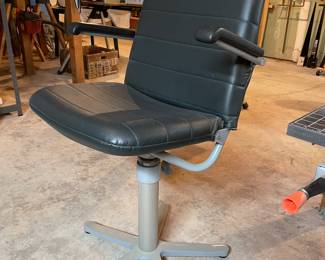 Zwaardvis Leather Helm Chair
