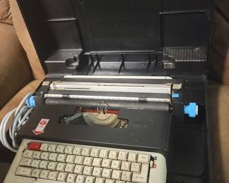Olivetti electric typewriter 
