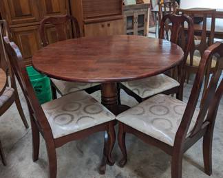 Dining Room Table & Chairs