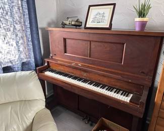 Antique Player Piano (Toledo, Ohio) with rollers
