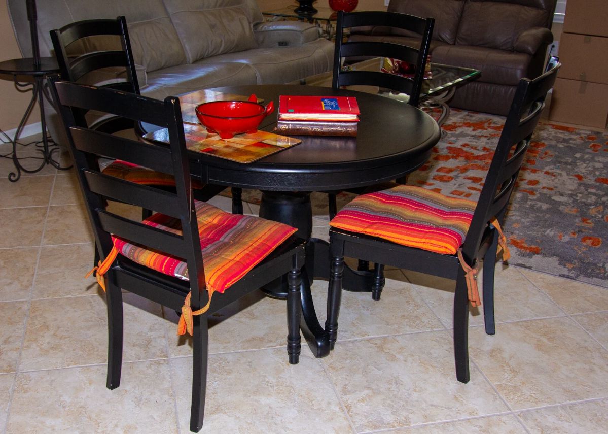 Elegant round dining table and chairs(x4)