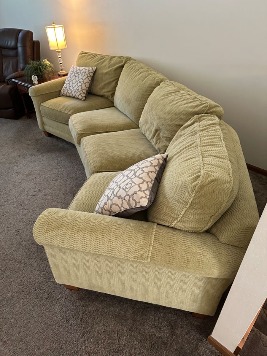 Bassett conversation sofa / great condition