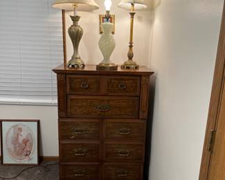 Spare bedroom / matching dresser with various lamps