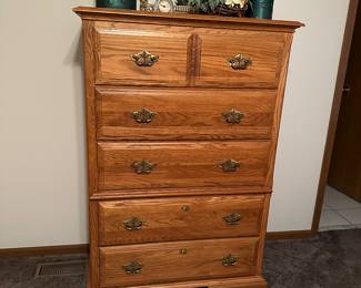 Matching chest of drawers / solid, sturdy and working drawers, excellent condition