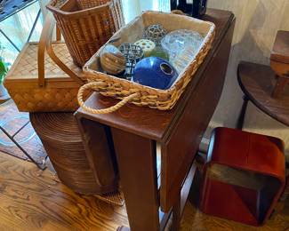 Sweetest drop leaf craftsman style table.