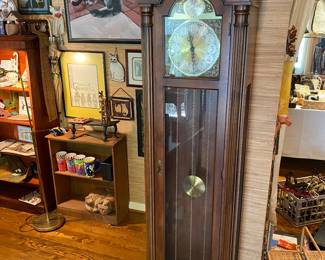 This is a great grandfather clock. It is very proud of all of it's great grandfather clock children.