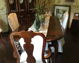 Kincaid table and chairs/2 leaves/custom pads