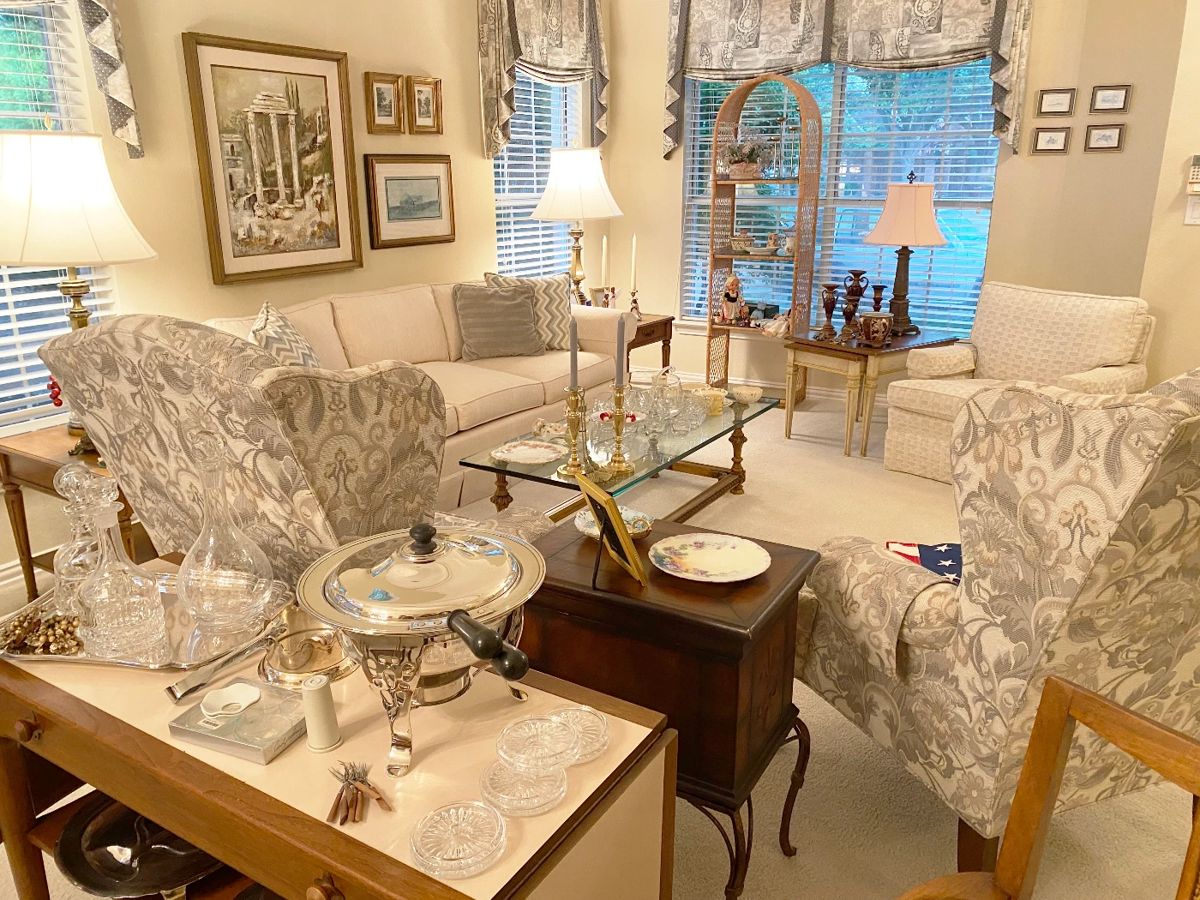 Beautiful living room with Henredon furniture