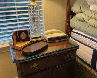 Drexel, Mahogany matching night stands and matching bedside table crystal lamps