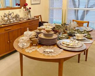 Henredon Vintage Dining Room Table,  matching Buffet and Server Vintage, Walnut 6 chairs, 2 leafs, Circa '60