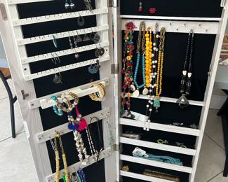 Jewlery and hanging  jewelry organizer