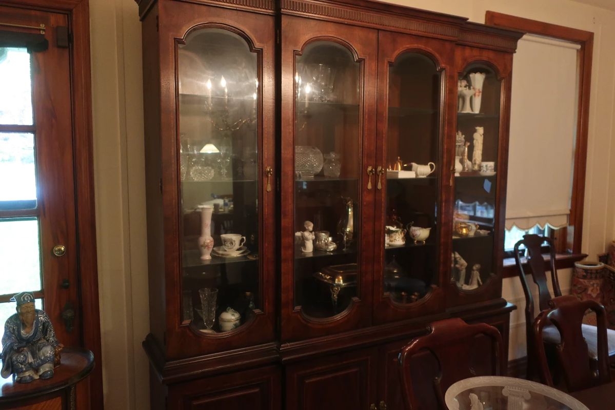 Henredon china  cabinet. It  is  72"  wide  x  18"  deep.  The  hgt  is 83".    VERY  GOOD  CONDITION           MAKE  OFFER