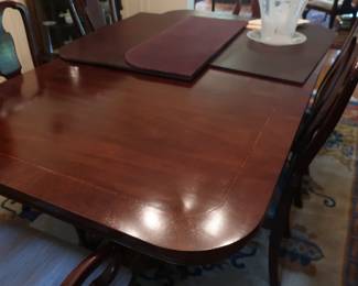 Henredon dining room table.  it  has  leaves and pads.  Size  is  77"  x  44"  plus  leaves.