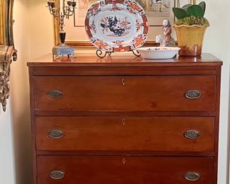 Circa 1790-1810 inlaid keyhole walnut chest of drawers! Works in any room of the house! England.