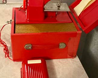 VINTAGE KRAEMER LITTLE MODISTE SEWING MACHINE