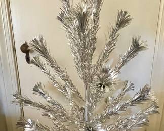 VINTAGE “THE SPARKLER POM-POM” 4’ ALUMINUM CHRISTMAS TREE