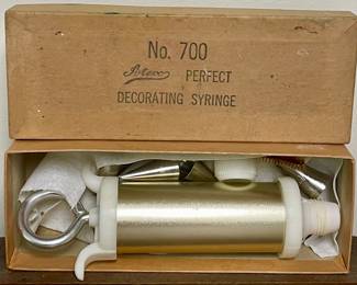 VINTAGE DECORATING SYRINGE