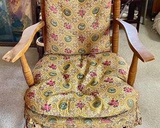 VINTAGE/ANTIQUE CHAIR