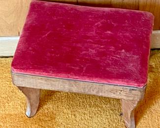 VINTAGE/ANTIQUE FOOT STOOL