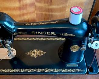 ANTIQUE SINGER TREADLE SEWING MACHINE