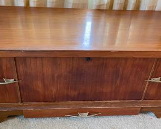 VINTAGE CAVALIER CEDAR CHEST W/DRAWER