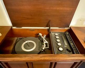 VINTAGE CONSOLE STEREO/RECORD PLAYER
