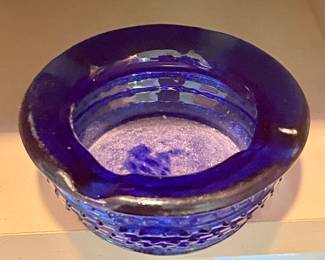 VINTAGE/ANTIQUE COBALT BLUE ASHTRAY