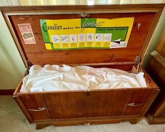 VINTAGE CAVALIER CEDAR CHEST W/DRAWER