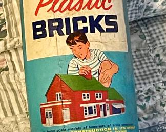 VINTAGE AMERICAN PLASTIC BRICKS