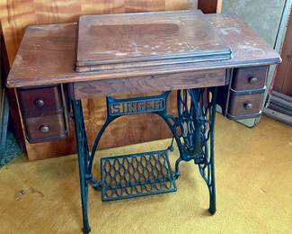 ANTIQUE SINGER TREADLE SEWING MACHINE