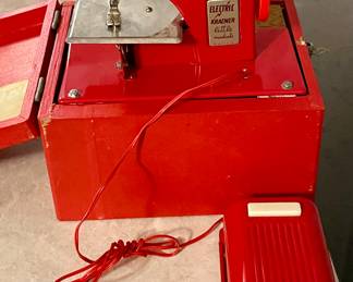VINTAGE KRAEMER LITTLE MODISTE SEWING MACHINE