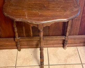 ANTIQUE DEMI TABLE