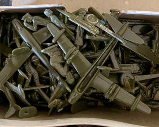 VINTAGE TOY SOLDIERS W/ORIGNINAL CHEST - 93 PIECES