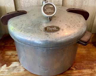 VINTAGE PRESTO PRESSURE COOKER