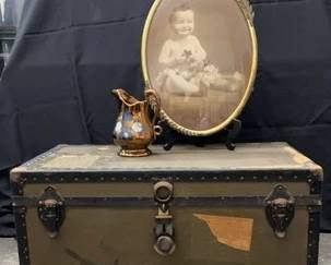 CT406Vintage Trunk And Decor