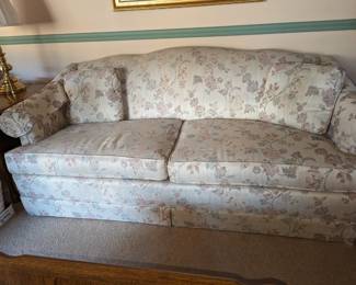 I'm a vintage beauty ! My foundation is stellar... I'm good as is but if you have ideas to redress me  I'm here for you. Come buy me please !