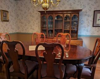 Dining table with 2 leaves and table protector with  6 chairs 
THOMASVILLE Winston Court  