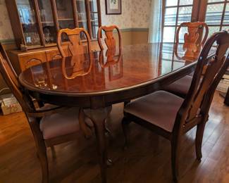Thomasville Winston Court dining table with 2 leaves and 6 chairs 