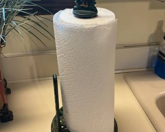 Metal paper towel holder