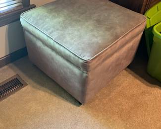 Storage ottoman 