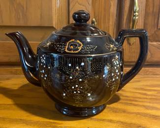 Hand Painted Brown Moriage Red Ware Tea Pot- 7x9
