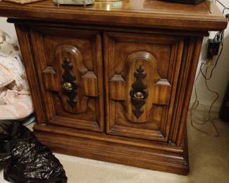 (1) of (2) matching 80s nightstands