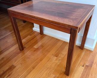 Stolog MD Belfabrik Monsterbeskyttet
Rosewood Table
25.5” c 17.75” x 19.75”
