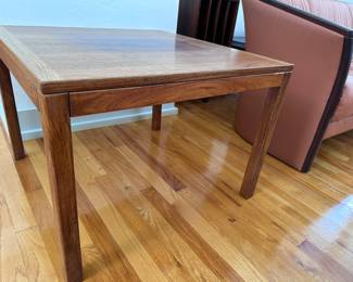 Stoleog MDBelfabrik Monsterbeskyttet
Table
27” x 27” x 19.75”